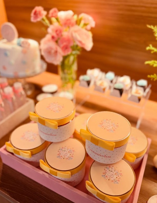 Caixas temáticas redondas com laço amarelo e estampa floral