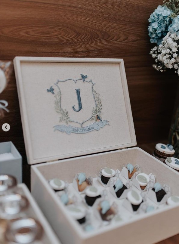 Nichos e layout azul com TV – organização e briefing do espaço