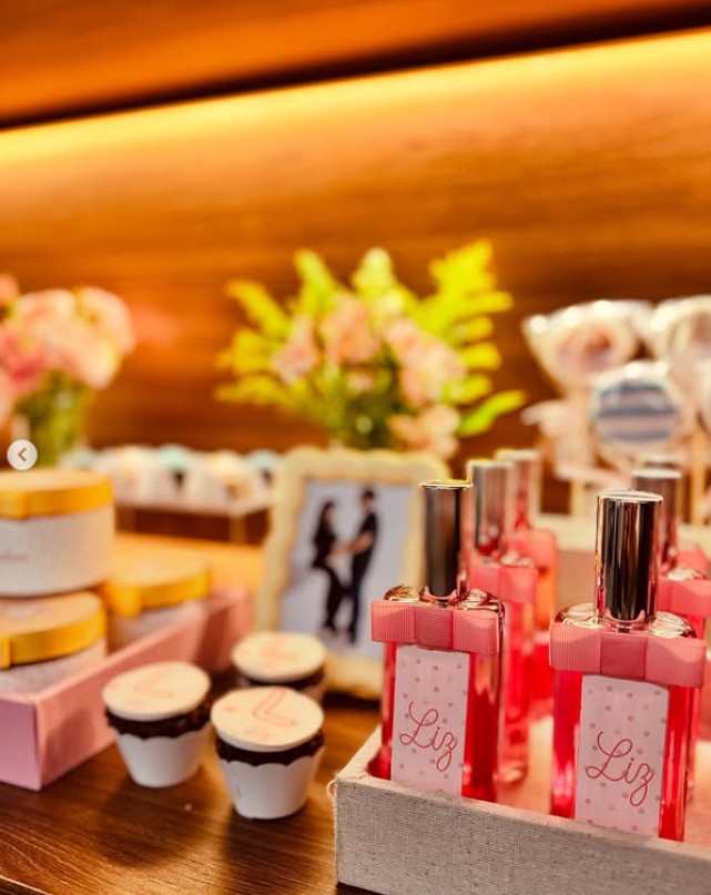 Caixa com brasão ‘J’ bordado e doces organizados